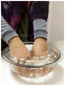 This experiment evaluates whether a personâs dominant hand is more sensitive than their non-dominant hand.