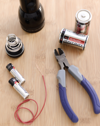 Complete Circuit: How Does a Flashlight Work?